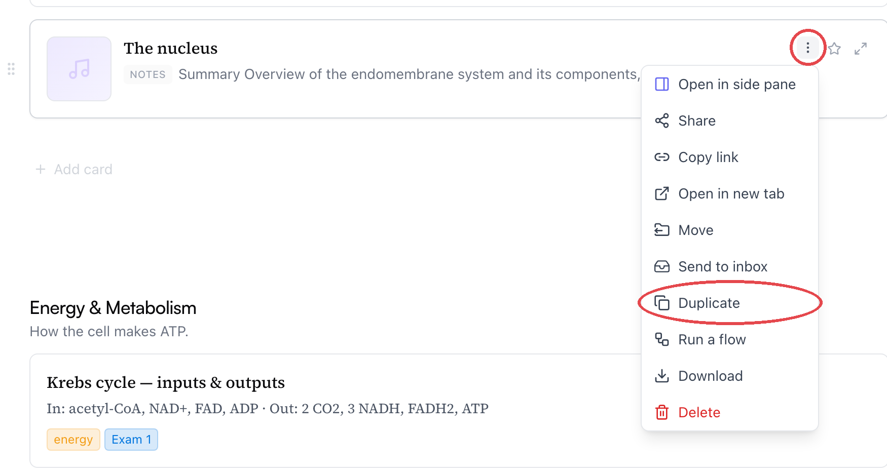 O menu ⋯ de um card aberto na página do tópico, com o botão do menu e a linha Duplicar circulados em vermelho